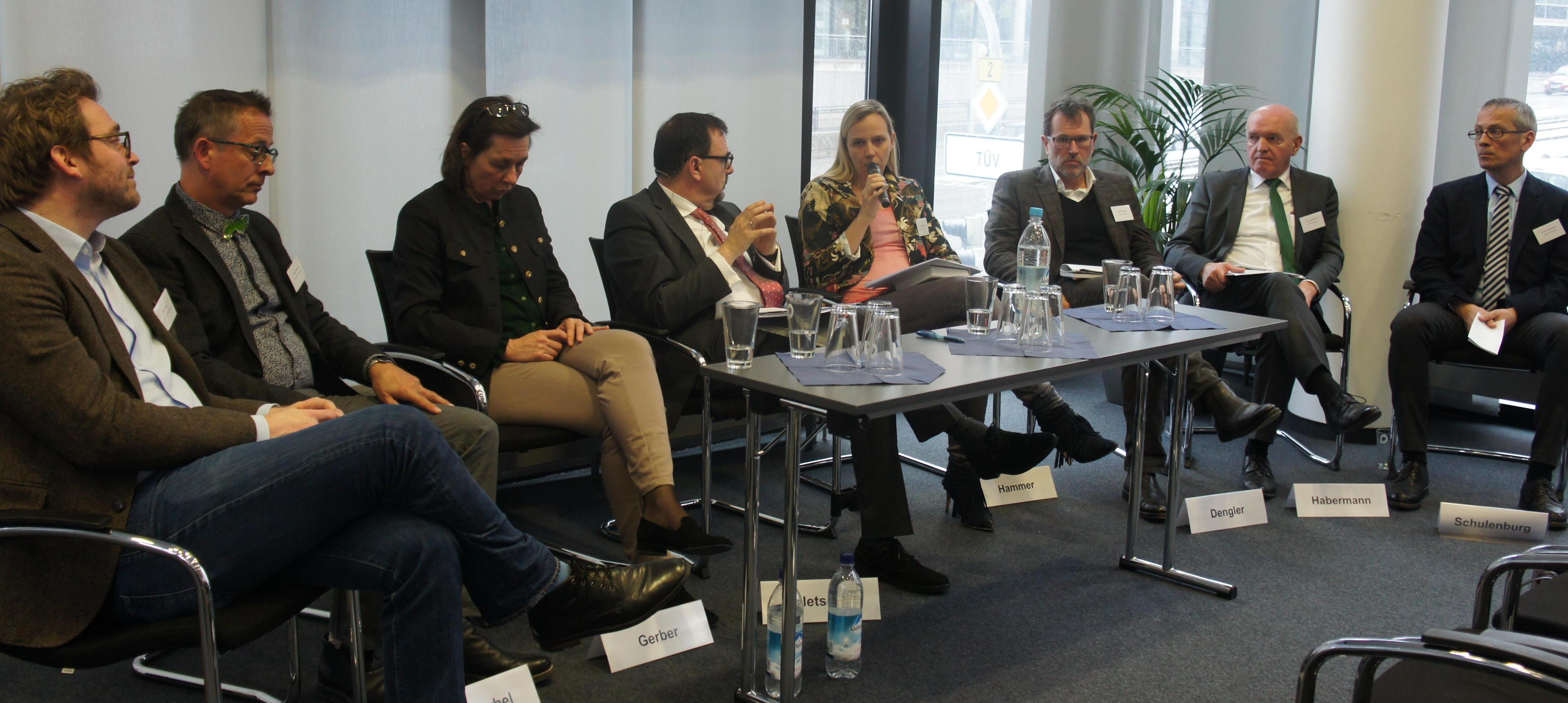 Podiumsdiskussion mit Prof. Dr. Martin Knöll, Dr. Arthur Grünerbel, Doris Gerber, Klaus Holetschek, Melanie Hammer, Siegfried Dengler, Landrat Thomas Habermann und Dr. Klaus Schulenburg 