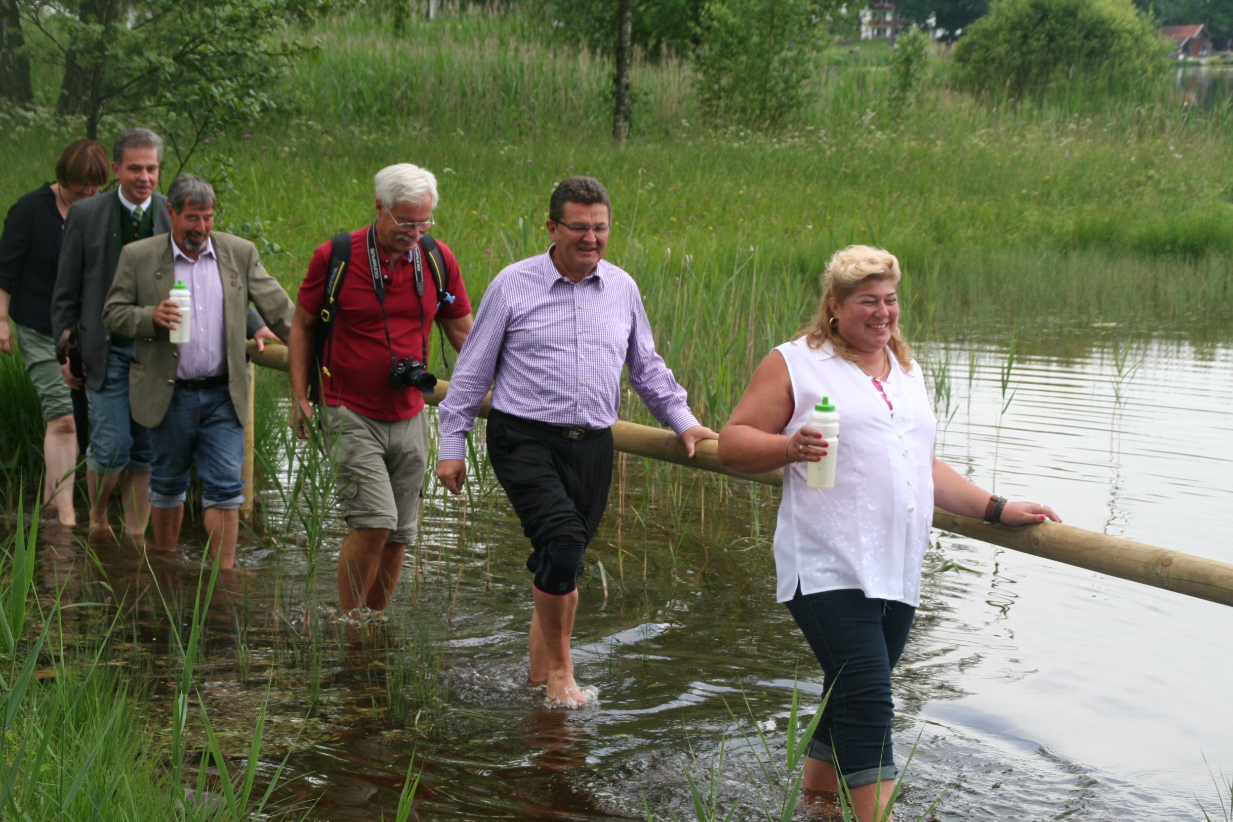 Durchs Wasser am 5. Bayerischer Barfußwandertag in Bad Bayersoien